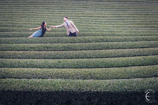 engagement-photos-jeju-island-south-korea-osulloc-museum