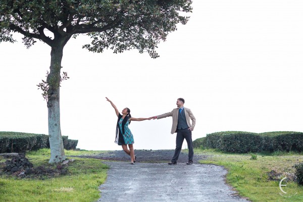 engagement-photos-jeju-island-south-korea-osulloc-museum